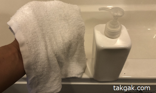 中性洗剤とぬるま湯をタオルにつける