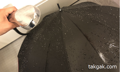 傘をシャワーで洗う