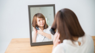 ヘアアイロンと鏡